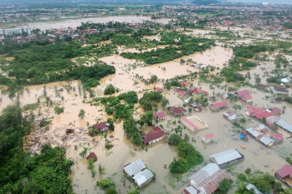 ইন্দোনেশিয়ায় বন্যা-ভূমিধস : মৃতের সংখ্যা ছাড়াল ৯০০