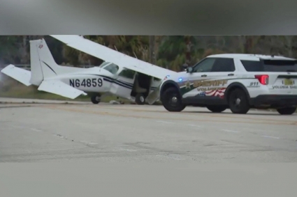 মহাসড়কে গাড়ির ওপর উড়োজাহাজ বিধ্বস্ত, অল্পের জন্য বাঁচলেন তিনজন