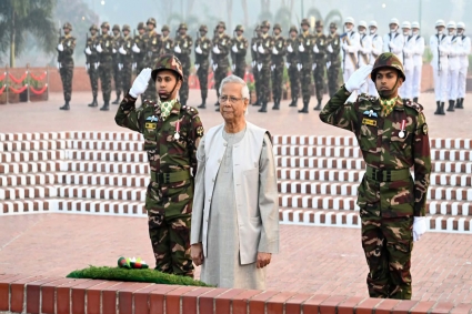 বিজয় দিবসে বীর শহীদদের প্রতি শ্রদ্ধা জানালেন প্রধান উপদেষ্টা