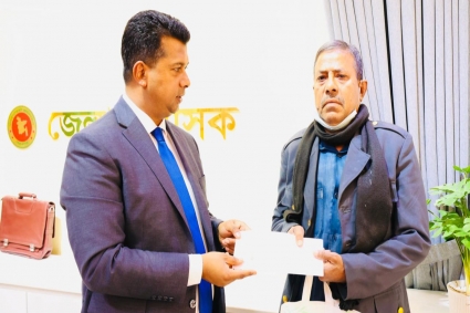 অসুস্থ শিক্ষক ও অসহায় কলেজছাত্রের পাশে দাঁড়ালেন চট্টগ্রামের ডিসি