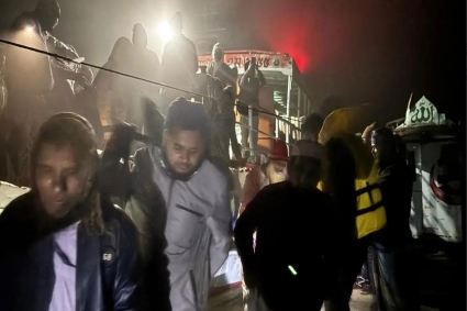 পদ্মার চরে আটকা পড়ল লঞ্চের শতাধিক যাত্রী, উদ্ধার করলো নৌপুলিশ