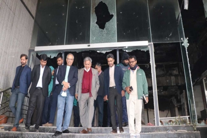 ক্ষতিগ্রস্ত প্রথম আলো-ডেইলি স্টার কার্যালয় পরিদর্শন করলেন শ্রম উপদেষ্টা