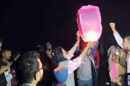 নিষেধাজ্ঞার পরও কক্সবাজার সৈকতে আতশবাজি-ফানুস উৎসব, নির্বিকার প্রশাসন