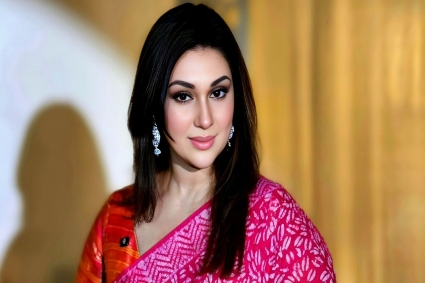 রক্তাক্ত মুখে অপু বিশ্বাস, আলোচনায় ‘দুর্বার’ লুক