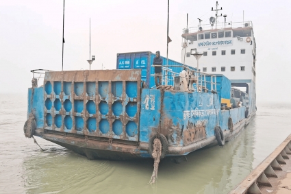৭ ঘণ্টা পর দৌলতদিয়া-পাটুরিয়ায় ফেরি চলাচল শুরু