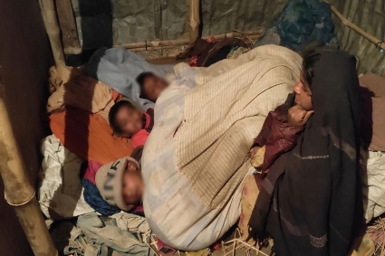 কনকনে শীতে এক কম্বলে রাত কাটে তিন শিশুর, রাতভর বসে থাকেন মা