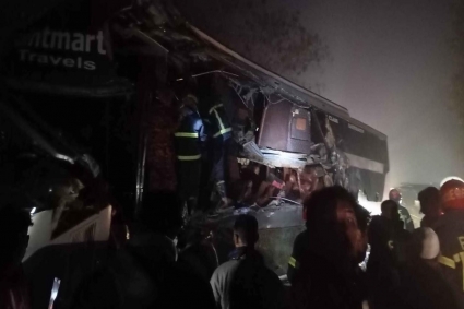 মীরসরাইয়ে দাঁড়িয়ে থাকা ট্রাকে বাসের ধাক্কা, নৌবাহিনীর সদস্যসহ নিহত ৩