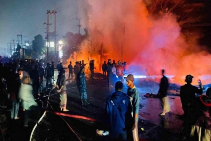 সীতাকুণ্ডে পুরাতন জাহাজের মালামালের মার্কেটে আগুন, কোটি টাকার ক্ষয়ক্ষতি