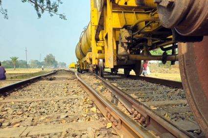 চাঁপাইনবাবগঞ্জে তেলবাহী ট্রেন লাইনচ্যুত