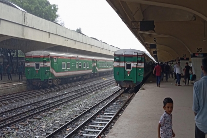 অবৈধ ট্রেন ভ্রমণে সুযোগ করে দেওয়ায় ৩ কর্মী বরখাস্ত