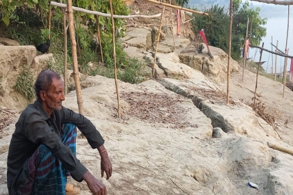 মধুমতী নদী থেকে বালু উত্তোলন, ভাঙনের ঝুঁকিতে শতাধিক পরিবার