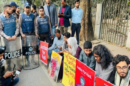 ওসমান হাদি হত্যার বিচার দাবিতে যমুনার সামনে অবস্থান ইনকিলাব মঞ্চের