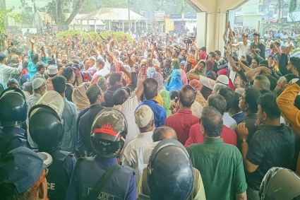 মিছিল স্লোগানে উত্তাল রংপুর, ভোট পুনর্গণনার দাবিতে ডিসি অফিস ঘেরাও