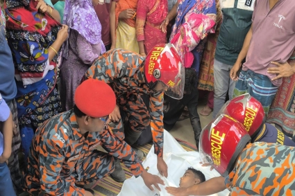 বাড়ির আঙিনায় খেলতে গিয়ে পুকুরে পড়ে শিশুর মৃত্যু