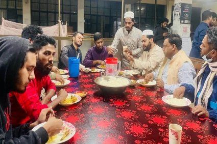 শিক্ষার্থীদের সঙ্গে আবাসিক হলে সেহরি খেলেন নোবিপ্রবি উপাচার্য