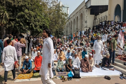 রমজানের প্রথম জুমা আদায়ে বায়তুল মোকাররমে মুসল্লিদের ঢল