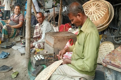 চামড়ার কাজ ছেড়ে অন্য পেশায় ঝুঁকছেন চর্মকাররা