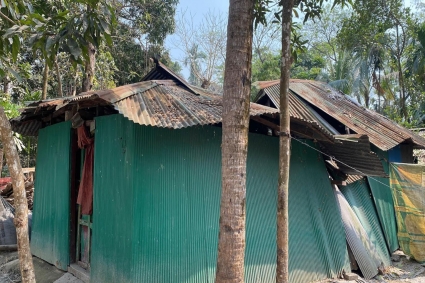 ৮ মাস ধরে ঝড়ে ভেঙে যাওয়া ঘরেই বসবাস রহিমা খাতুনের
