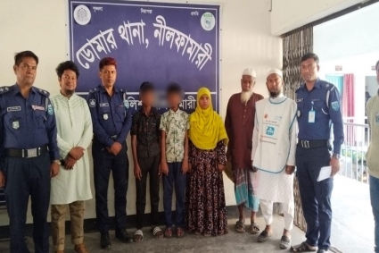 ডোমার সীমান্তে আটক ৩ শিশুকে পরিবারের কাছে হস্তান্তর