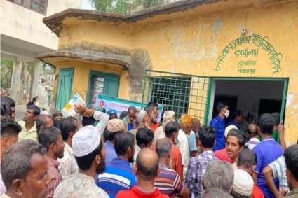ভিজিএফ চাল বিতরণে জনপ্রতি ১০০ টাকা আদায়ের অভিযোগ, জেলেদের বিক্ষোভ