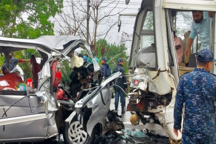বিয়ে করে বাড়ি ফেরার পথে দুর্ঘটনায় প্রাণ গেল বর-কনেসহ ১৩ জনের