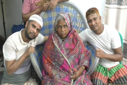 জীবনভর বুনেছেন শাড়ি, ৬০ বছরে প্রথমবার পরলেন ছেলের উপহার দেওয়া জামদানি