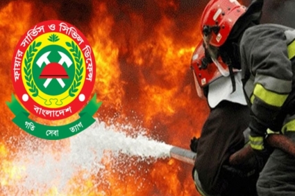 গাজীপুরে চার ঘণ্টা পরও নিয়ন্ত্রণে আসেনি পোশাক কারখানার আগুন