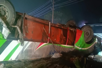 কুমিল্লায় নিয়ন্ত্রণে হারিয়ে উল্টে গেলো নোয়াখালীগামী বাস, আহত ১০