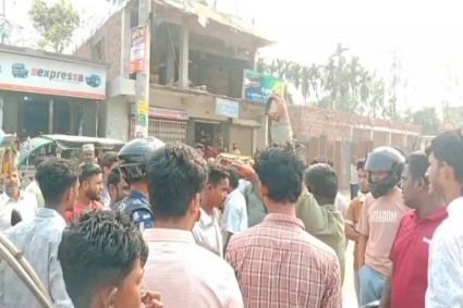 গাইবান্ধায় তেল না পেয়ে বাইকারদের সড়ক অবরোধ