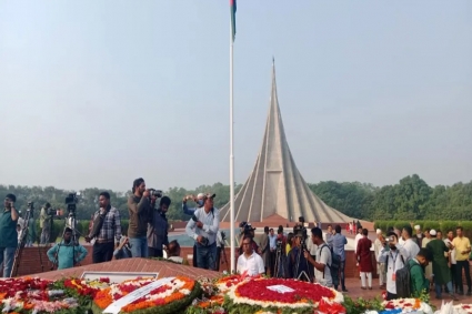 শ্রদ্ধার ফুলে বীর শহীদদের স্মরণ