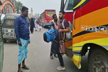 লম্বা ছুটি শেষে ঢাকায় ফেরার পালা