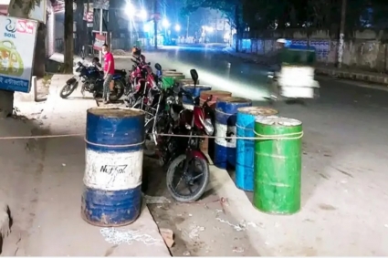 লাইনে মোটরসাইকেল দাঁড় করিয়ে গেস্ট হাউজে রাত কাটালেন চালকরা