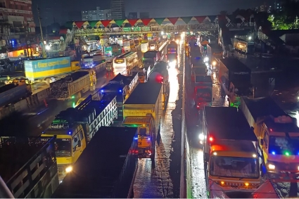 পাম্পে গাড়ির দীর্ঘ সিরিয়াল, ঢাকা-চট্টগ্রাম মহাসড়কে ১২ কিলোমিটার যানজট