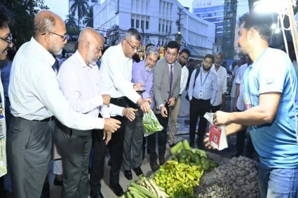 পকেটে ছিল না নগদ টাকা, কিউআর স্ক্যানেই চা, মোগলাই ও সবজি কিনলেন গভর্নর