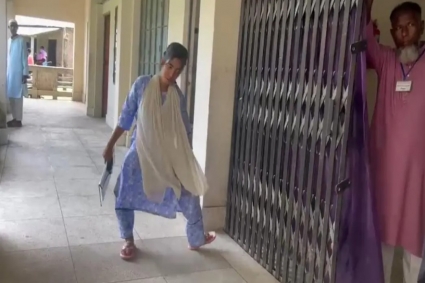 শরীর কাঁপলেও থামেনি কলম, এইচএসসিতে বসেছে অনামিকা
