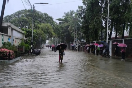 টানা বৃষ্টিতে চট্টগ্রাম নগরজুড়ে জলাবদ্ধতা, বাসাবাড়িতে পানি