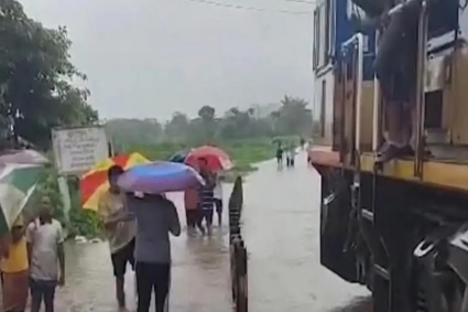 ভারী বৃষ্টিতে রেললাইন তলিয়ে চট্টগ্রাম-কক্সবাজার রুটে ট্রেন চলাচল বন্ধ