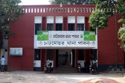 পাবনায় কবরস্থানের পাশ থেকে ভ্যানচালকের গলাকাটা মরদেহ উদ্ধার