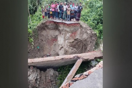 অতিবৃষ্টিতে মাগুরায় কালভার্ট ধস, সড়কে ৩০ ফুট গর্ত