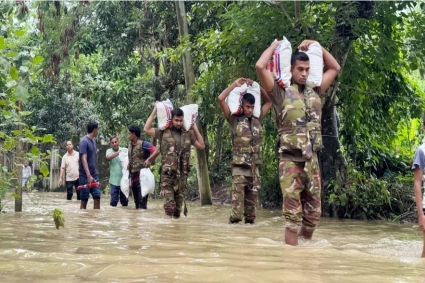 চট্টগ্রামে বন্যাকবলিতদের সহায়তায় এগিয়ে এলো সেনাবাহিনী
