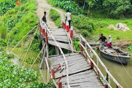 ভাঙা সাঁকোয় অবরুদ্ধ ২৪০ পরিবার, নৌকায় ঝুঁকিপূর্ণ পারাপার