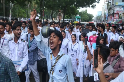  শিক্ষামন্ত্রীর পদত্যাগ দাবিতে আল্টিমেটাম, না হলে ফের ‘লংমার্চ’