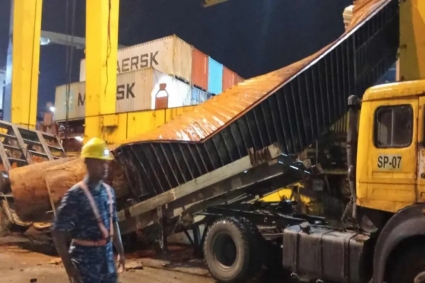 কনটেইনার খালাসের সময় চট্টগ্রাম বন্দরে দুর্ঘটনা