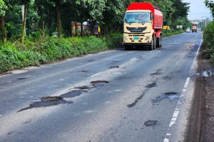 খানাখন্দে বিপর্যস্ত ঢাকা-চট্টগ্রাম মহাসড়ক, সাত মাসে প্রাণ গেল ৩৭ জনের