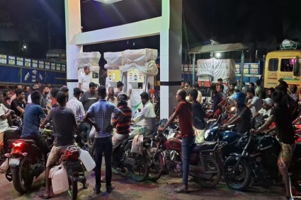 রাজশাহীতে জ্বালানি তেল সংকটের গুজবে ফিলিং স্টেশনগুলোতে ভিড়