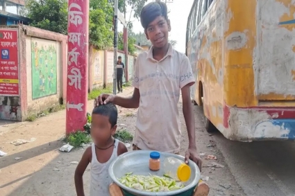 বাবা নেই, প্রতিবন্ধী মা ও ভাইয়ের দায়িত্ব ১২ বছরের আরমানের কাঁধে