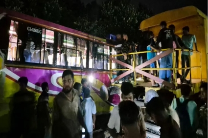 ট্রেনের ওয়াগনের ধাক্কায় বাস-মাহেন্দ্র-অটোরিকশার ত্রিমুখী সংঘর্ষ, নিহত ২