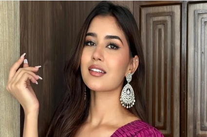 অর্থ সাহায্য চেয়ে অশালীন প্রস্তাবের মুখে মডেল