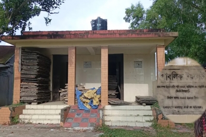 ১৮ লাখ টাকায় বানানো পাবলিক টয়লেট দখল করে ‍গুদাম ঘর বানিয়েছেন ব্যবসায়ী