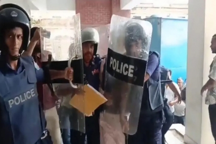 ঘিওরে বিস্ফোরক মামলার আসামি গ্রেপ্তার, আদালত চত্বরে ডিম নিক্ষেপ